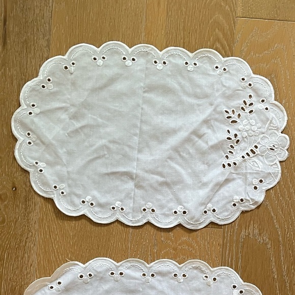 Elegant White Lace Placemats - Picture 9 of 11